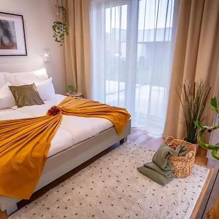 דירה Between Rivers Apartments, Ac, Netflix & Parking Komarov