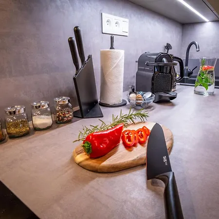 公寓 Between Rivers Apartments, Ac, Netflix & Parking Komarov