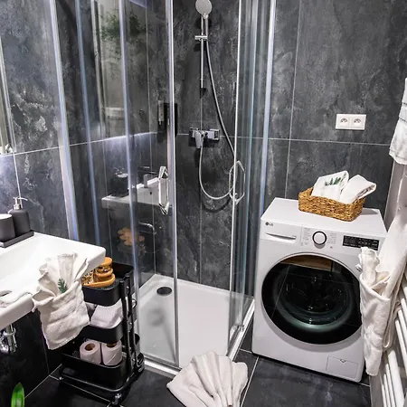 公寓 Between Rivers Apartments, Ac, Netflix & Parking Komarov