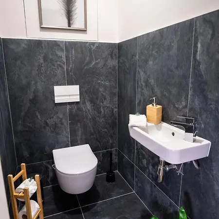 Between Rivers Apartments, Ac, Netflix & Parking Апартаменты