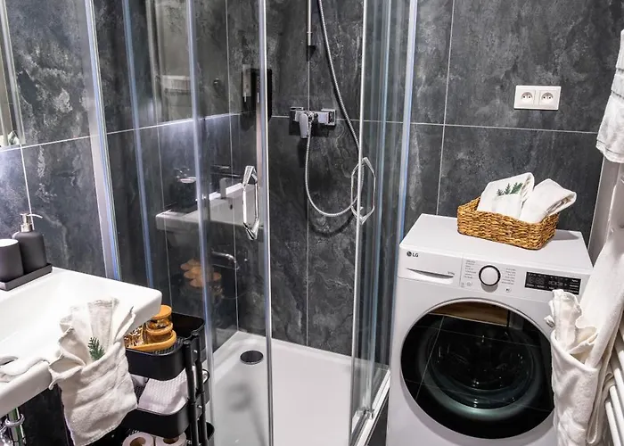 דירה Between Rivers Apartments, Ac, Netflix & Parking Komarov