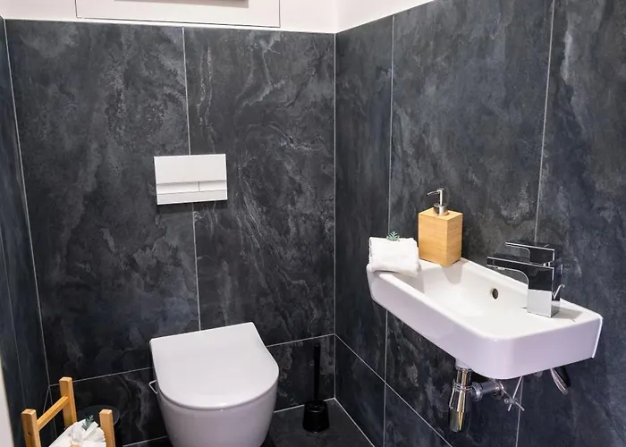 Between Rivers Apartments, Ac, Netflix & Parking דירה
